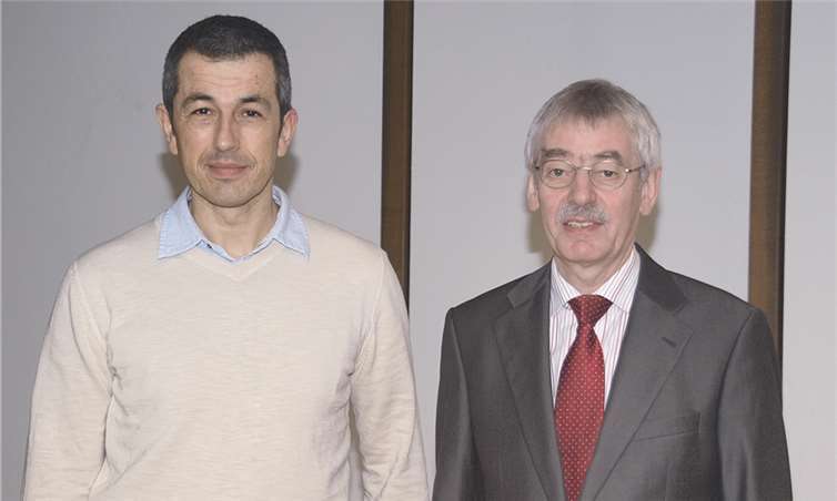 Bürgermeister Michael Syré und Büroleiter Thomas Gutfrucht ärgern sich über das politische Hin und Her ohne Rücksicht auf die Gefühle der eigentlichen Opfer. (v.r.) US