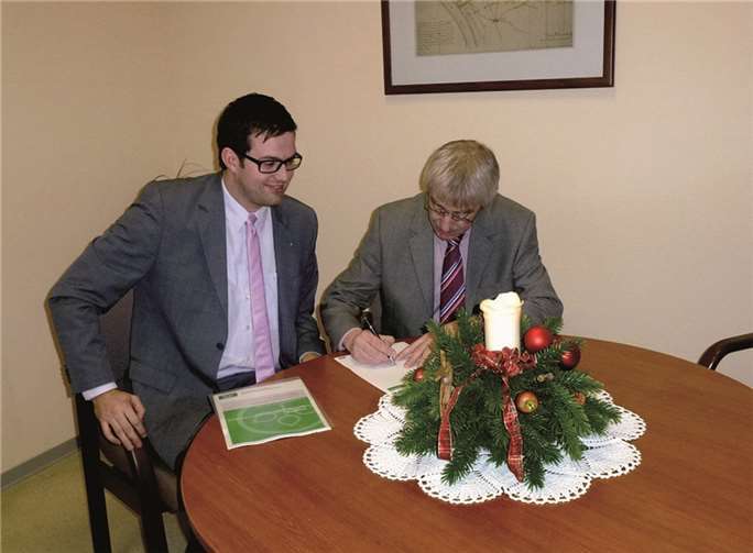 Bürgermeister Michael Syré und der Geschäftsführer der AOK Rheinland-Pfalz/Saarland, Herr Stefan Mohr, bei der Unterzeichnung der Vereinbarung. privat