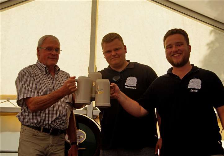 Bürgermeister Michael Thiesen ließ es sich nicht nehmen, mit Max Stuch und Dustin Grieß von der Kirmesgesellschaft anzustoßen.