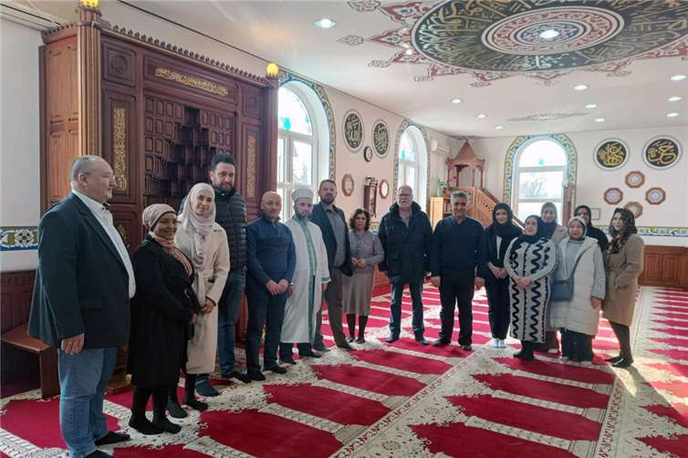 Bürgermeister Mohr (7.v.l.) besuchte mit der restlichen Stadtspitze und dem Migrationsbeirat die Moschee in Mülhofen, wo ihn der Imam (6.v.l.) sowie der Vorsitzende der Ditib-Moschee Muhammet Zengin (6.v.r.) begrüßten.Foto: Stadt Bendorf