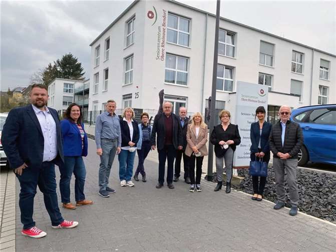 Bürgermeister Mohr, Nicole Lietz, Dirk Koopmann (beide Seniorenzentrum Obere Rheinau), Loni Wellert (Beigeordnete), Ulrike Matz, Bernhard Wiemer (Erster Beigeordneter), Werner Kroneberger, Gaby Zils, Rita Rehfisch, Yvonne Kessler (Pflegestützpunkt Bendorf/Vallendar), Manfred Hendrichs.  Foto: Stadt Bendorf