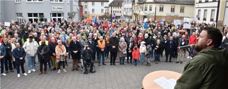 Bürgermeister Mohr freute sich darüber, dass die Kundgebung nach Bendorf gelegt wurde.  Fotos: HEP
