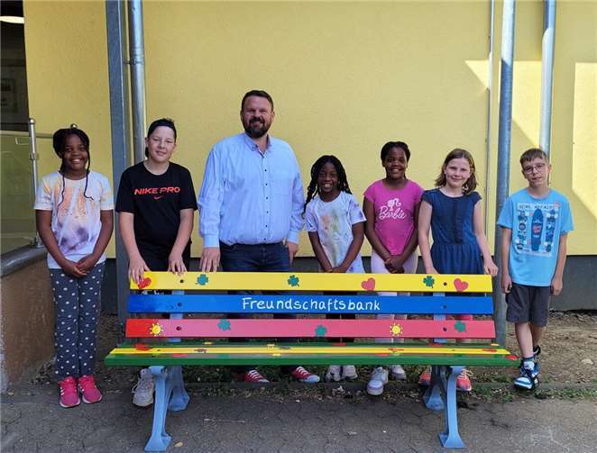 Bürgermeister Mohr mit den stolzen Gestalterinnen und Gestaltern der neuen Freundschaftsbank an der Bodelschwingh-Grundschule. Foto: Stadt Bendorf