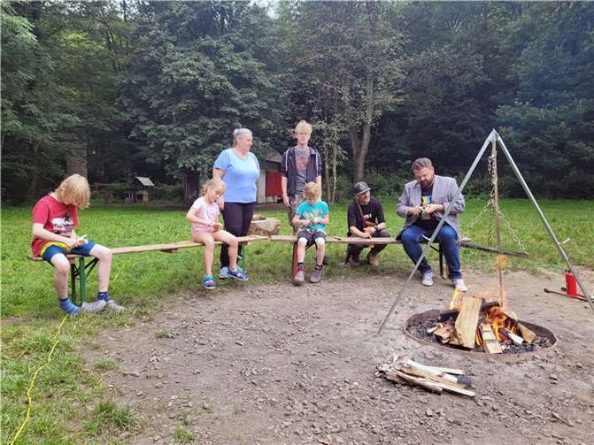 Bürgermeister Mohr übte sich gemeinsam mit Kindern und Betreuerteam im Löffelschnitzen bei der städtischen Sommerferienbetreuung im Brexbachtal.  Foto: Stadt Bendorf