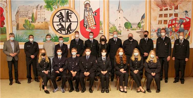 Bürgermeister Müller (links) freut sich gemeinsam mit der Wehrleitung über zahlreiche Verpflichtungen in den Feuerwehrdienst der Verbandsgemeinde Selters.Foto: privat