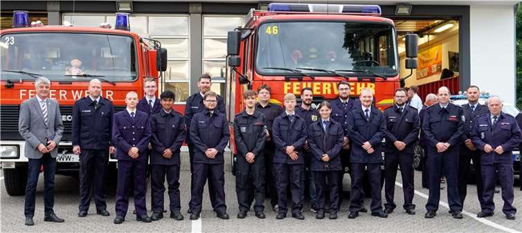Bürgermeister Müller (links) freut sich gemeinsam mit der Wehrleitung über zahlreiche Verpflichtungen in den Feuerwehrdienst der Verbandsgemeinde Selters. Foto:VG Selters