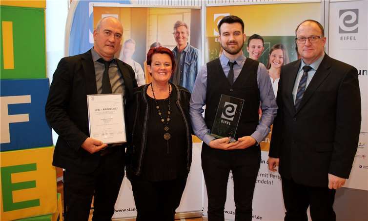 Bürgermeister Nisius gratuliert der Familie Ewerts vom Landhotel Ewerts zu dieser besonderen Auszeichnung.