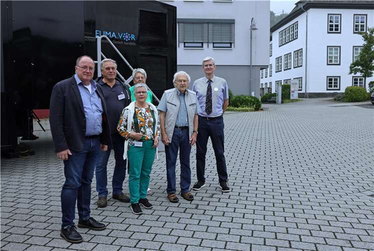 Bürgermeister Nisius und Mitglieder des Teams des Rheumabusses sowie der örtlichen AG der Rheuma-Liga.  Foto: Werner Dreschers