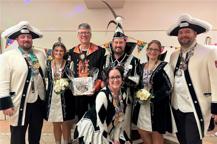 Bürgermeister Norbert Bahl mit Prinz und Gefolge.