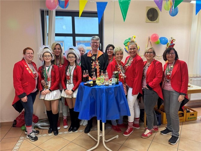 Bürgermeister Norbert Bahl mit den Möhnen,