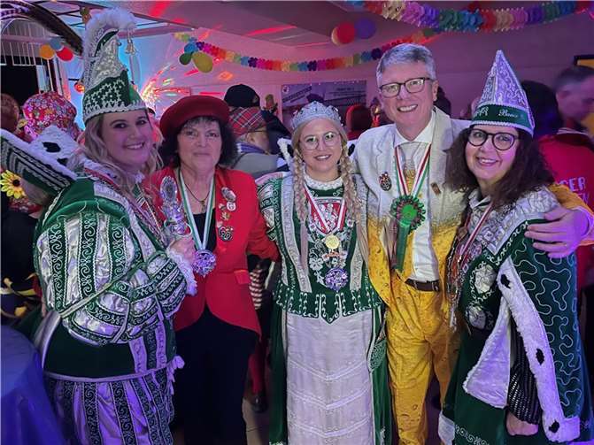 Bürgermeister Norbert Bahl und die Beigeordnete Marion Höfer mit dem Dreigestirn.