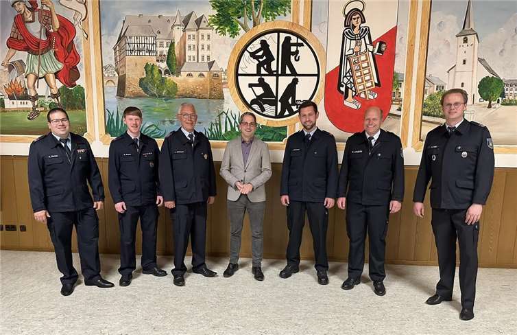 Bürgermeister Oliver Götsch (Bildmitte) freut sich mit Wehrleiter Nicki Ahlborn (2.v.r.) und dessen Stellvertreter Christian Fein (rechts) und Sacha Mathis (links) über die Wahl des Wehrführers Jens Behrmann (3.v.l.) und dessen Stellvertreter Maik Busch (2.v.l.) sowie Nils Behrmann (3.v.r.). Foto: Tim Heidrich