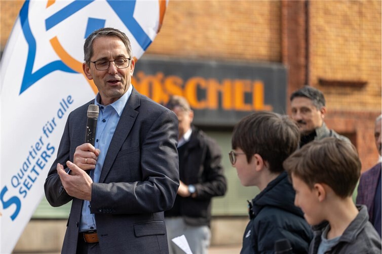 Bürgermeister Oliver Götsch im Gespräch mit Schülern.