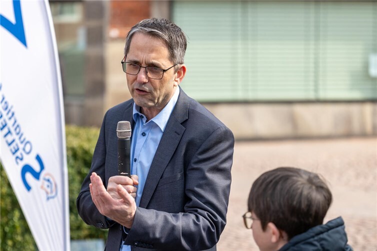 Bürgermeister Oliver Götsch im Gespräch mit Schülern