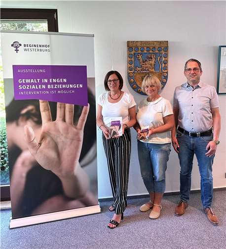 Bürgermeister Oliver Götsch (rechts), Margit Weber (mitte) und Andrea Leschinski (links), Gleichstellungsbeauftragte der Verbandsgemeinde Selters, eröffnen die Ausstellung.  Foto: VG Selters