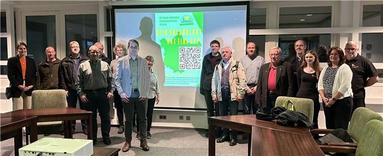 Bürgermeister Oliver Götsch (vorne) freut sich über die rege Teilnahme und das große Interesse bei den Treffen vom Netzwerk Tourismus. Foto: René Weiand/VG Selters