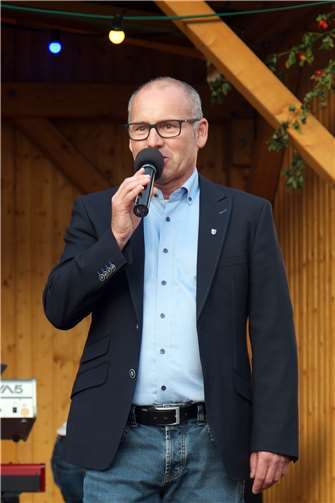Bürgermeister Oliver Labonde begrüßte die Gäste des Weinfests und freute sich über das schöne Wetter beim Einzug der Weinmajestäten.