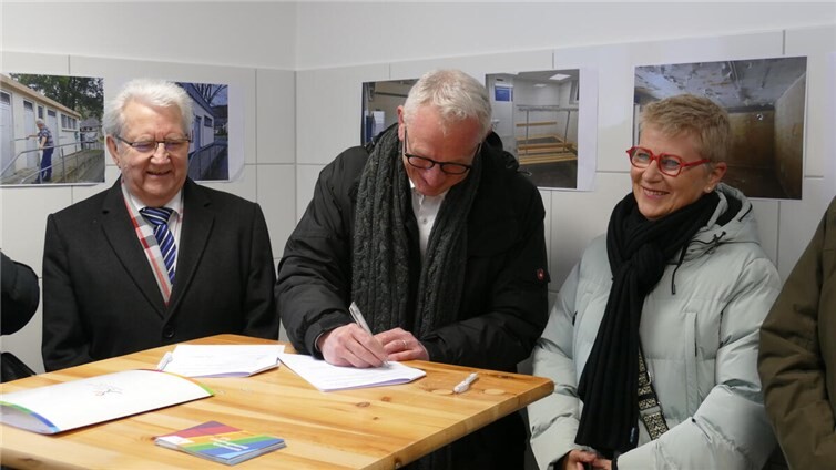 Bürgermeister Orthen (m.) bei der Übergabe des Sportlerheims an die Vorsitzenden des SV Walporzheim, Edgar Flohe und Annette Sebastian.  Foto: Jürgen Schumacher