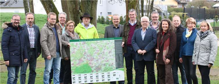 Bürgermeister Ortseifen präsentiert zusammen mit den Ortsbürgermeisterinnen und Ortsbürgermeistern, Planer Eul und den beteiligten Mitarbeitern der Verbandsgemeindeverwaltung Wirges ein Portalschild. Fotos: Verbandsgemeindeverwaltung Wirges