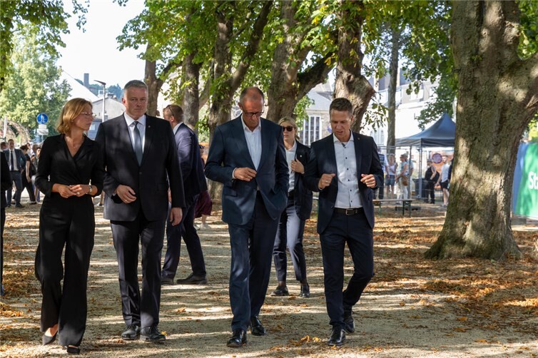 Bürgermeister Pascal Rowald (r.) begrüßte im Kurpark Bad Neuenahr Bundeskanzler Friedrich Merz, Ministerpräsident Gordon Schnieder und die stellvertretende Ministerpräsidentin Sabine Bätzing-Lichtenthäler.