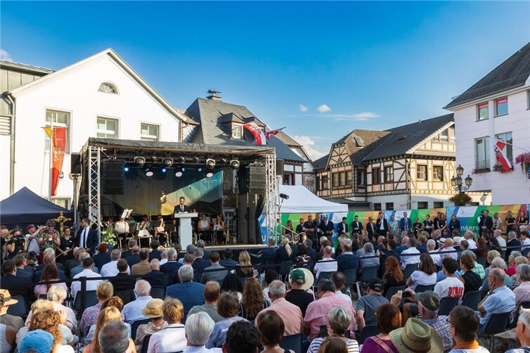 Bürgermeister Pascal Rowald spricht bei der Gedenkveranstaltung auf dem Marktplatz in Ahrweiler