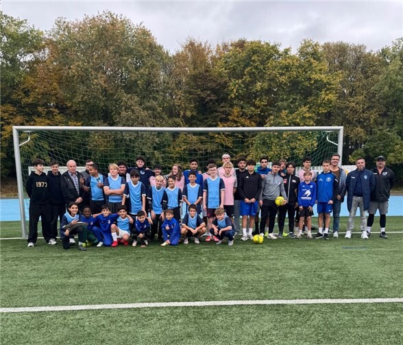 Bürgermeister Peter Jung (3. v. rechts) besuchte das Fußball-Camp des VfL Neuwieds.  Foto: Peter Kröner/VfL Neuwied