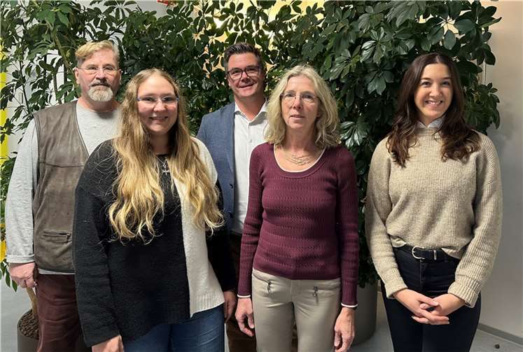 Bürgermeister Peter Jung (Mitte) freut sich über ein engagiertes Vormünder-Team in der Neuwieder Stadtverwaltung: (von links) Markus Nagel, Isabel Raether, Leiterin Bettina Grzembke und Katrin Adenauer.  Foto: Stadt Neuwied/Ulf Steffenfauseweh