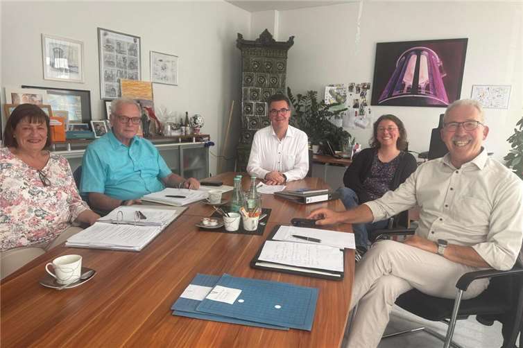 Bürgermeister Peter Jung (Mitte) mit dem Vorstand des Seniorenbeirats – gemeinsam im Einsatz für die Belange älterer Menschen in Neuwied.Foto: Glenda Maria Hartig