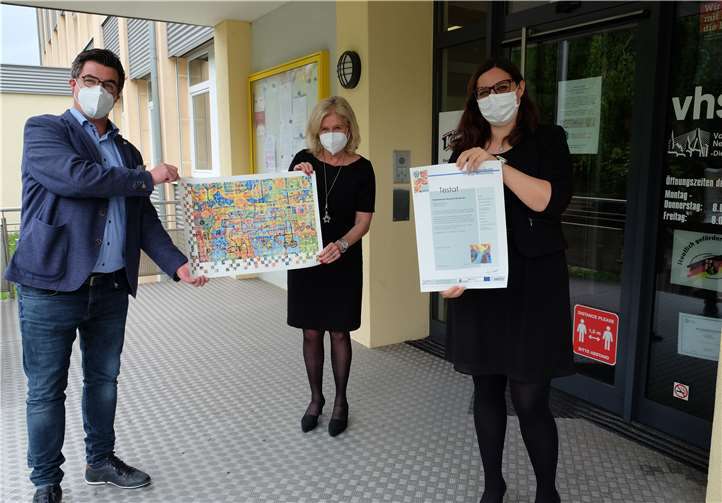 Bürgermeister Peter Jung, VHS-Leiterin Jutta Günther und Meike Pfeiffer, die pädagogische Leiterin der VHS, sind stolz auf die erneute Zertifizierung.Foto: Stadt Neuwied