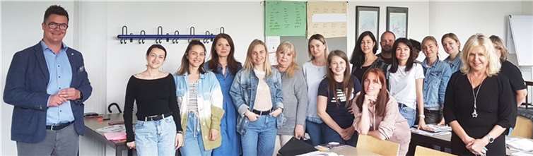 Bürgermeister Peter Jung (li.) und VHS-Leiterin Jutta Günther (re.) machten sich während eines Kursbesuches ein Bild von den Fortschritten der Teilnehmenden. Quelle: Stadt Neuwied