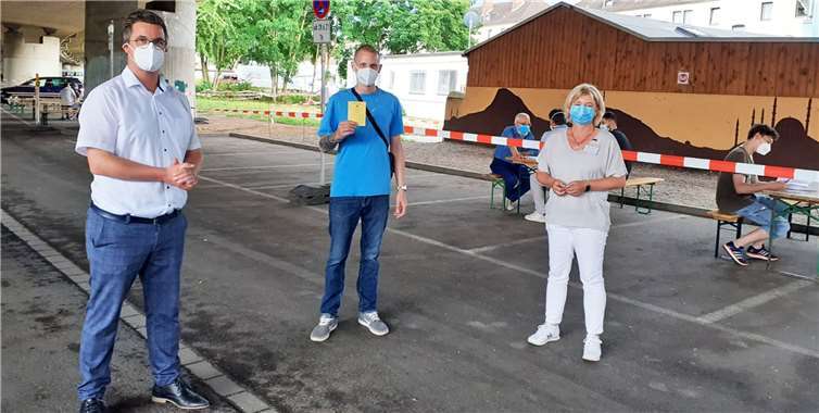 Bürgermeister Peter Jung (links) und Quartiermanagerin Alexandra Heinz (rechts) mit Patrick Holz, dem ersten Geimpften der Aktion.Foto: Stadt Neuwied