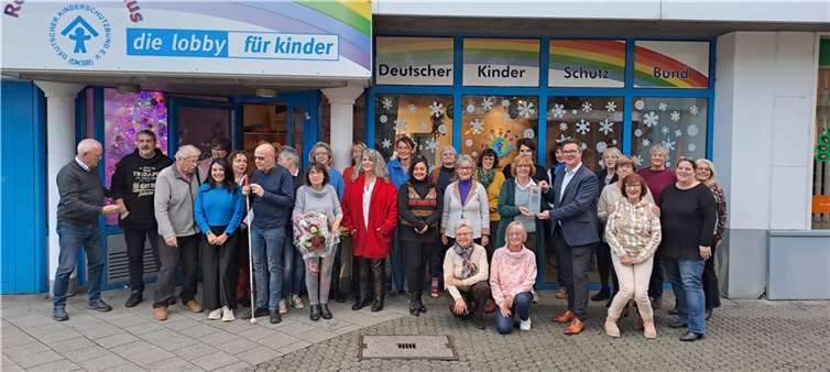 Bürgermeister Peter Jung mit den engagierten Neuwieder Preisträgern vom Kinderschutzbund.  Foto: Jürgen Gügel