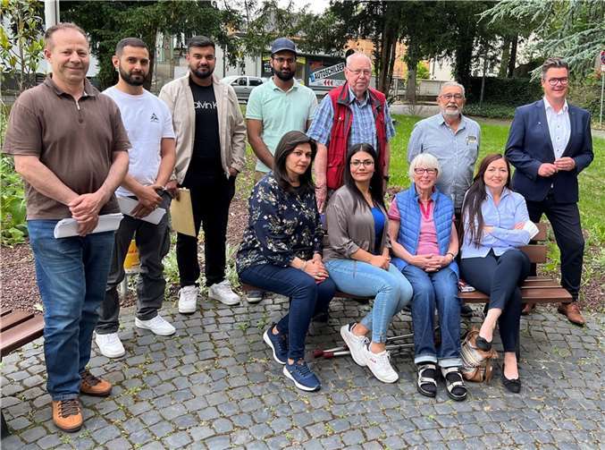 Bürgermeister Peter Jung (rechts) und Integrationsbeauftragte Dilorom Jacka (2. von rechts) stehen in regelmäßigem Austausch mit dem städtischen Beirats für Migration und Integration um dessen Vorsitzenden Raffaele Zampella (3. von rechts). Foto: Stadt Neuwied