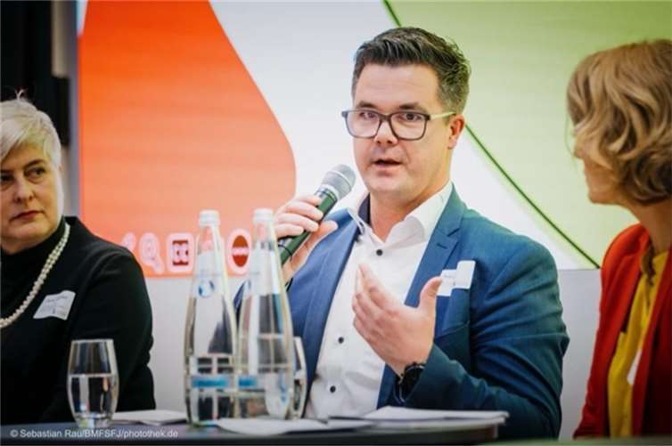 Bürgermeister Peter Jung stellte in Berlin die Projekte vor, mit denen Neuwied Kinderarmut vorbeugen will. Denn für ganz Deutschland soll ein Aktionsplan entwickelt werden, wie er in Neuwied bereits umgesetzt wird.  Foto: Sebastian Rau/BMFSFJ/photothek.de