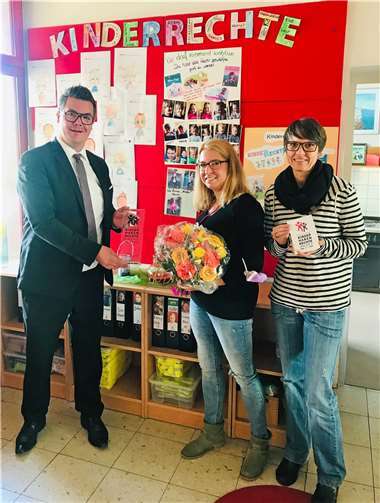 Bürgermeister Peter Jung überreicht den erstmals verliehenen Neuwieder Kinderrechte-Award an Erzieherin Simone Rockenfeller (Mitte) und Anke Otterbach-Grosch, Leiterin der katholischen Kindertagesstätte „St. Michael“ in Feldkirchen.Quelle: Stadt Neuwied