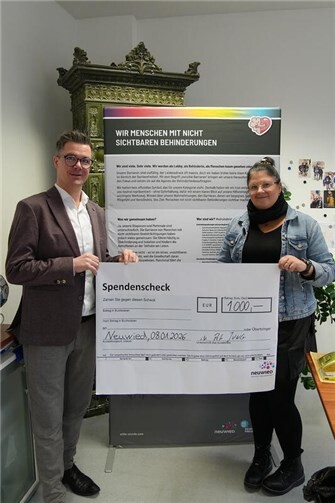Bürgermeister Peter Jung und Citymanagerin Michaela Ullrich freuen sich, mit dem Erlös aus dem Verleih der Wanderausstellung, Vereine aus der Region zu unterstützen, die sich für Menschen mit nicht sichtbaren Behinderungen einsetzen.  Foto: Stadt Neuwied