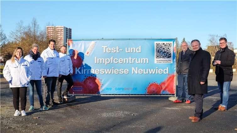 Bürgermeister Peter Jung und Oberbürgermeister Jan Einig (von rechts) freuen sich, dass dank Impfarzt Dr. Hans-Uwe Dockhorn, der Event Factory Neuwied mit Malte Menningen, Geschäftsführer Jens Becker, Projektleiterin Mareike Mayer und Aliya Osman künftig auch auf der Kirmeswiese geimpft und getestet wird. Foto: Stadtverwaltung