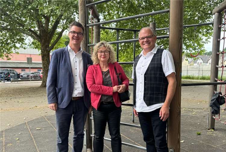 Bürgermeister Peter Jung und Sandra Thannhäuser, Amtsleiterin des Amtes für Schule und Sport, begrüßen Jörg Pfeifer als neuen Schulleiter der Friedrich-Ebert-Schule.Fotos: Lena Geisler/Stadt Neuwied