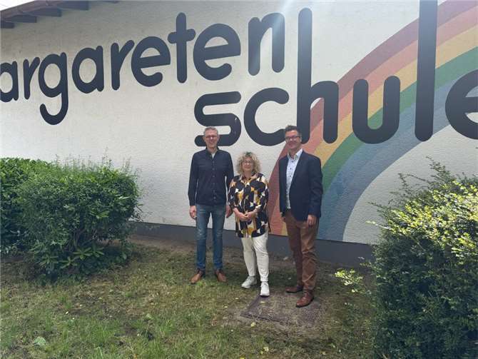 Bürgermeister Peter Jung und Sandra Thannhäuser, Amtsleiterin des Amtes für Schule und Sport, heißen den neuen Schulleiter der Margaretenschule, Sebastian Krings, willkommen.