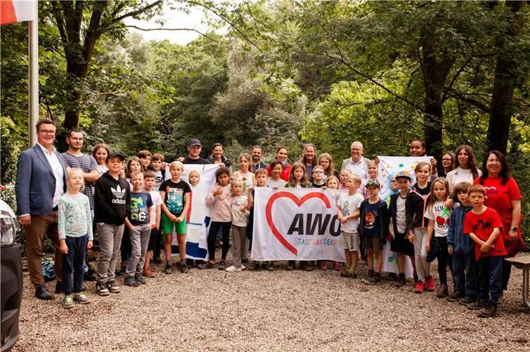Bürgermeister Peter Jung und der Präsidiumsvorsitzende der AWO Neuwied Fredi Winter zu Besuch bei der Ferienfreizeit. Foto: AWO Kreisverband Neuwied