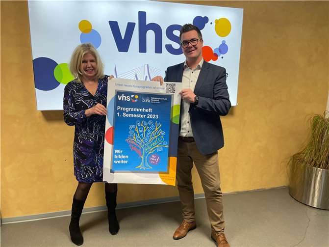 Bürgermeister Peter Jung und vhs-Leiterin Jutta Günther präsentieren das aktuelle Programm.  Foto: Selma Aras