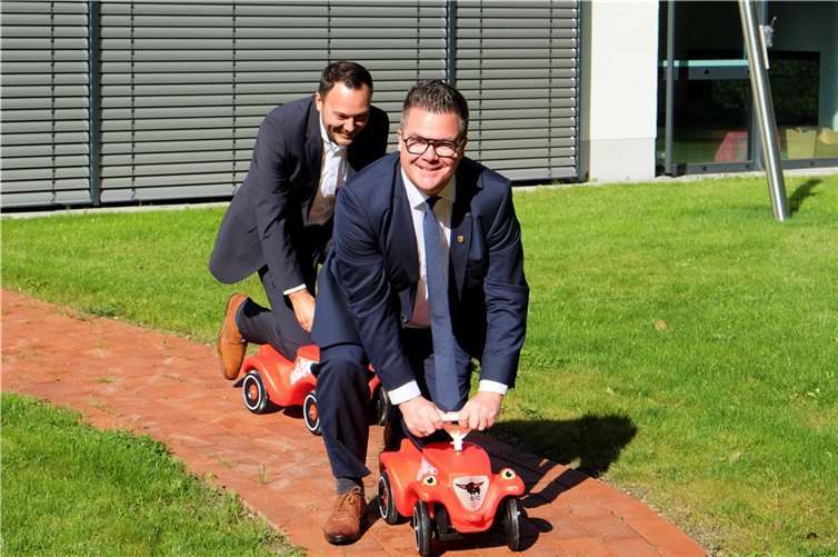 Bürgermeister Peter Jung (vorne) und David Meurer, Geschäftsführer der Gemeindlichen Siedlungs-Gesellschaft, überzeugten sich vom Spaßfaktor der Bobbycar-Rennstrecke im Garten der neuen Kita.