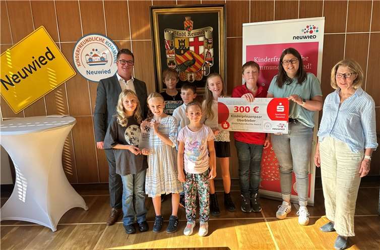 Bürgermeister Peter Jung zeichnete das Oberbieberer Kinderprinzenpaar samt Gefolge mit dem „Kinder haben Rechte“-Award aus. Die Preisträger reichten ihre Prämie gleich weiter an Jenny Jung und Ingrid Steyer vom Neuwieder Hospiz-Verein.  Foto: Stadt Neuwied/Ulf Steffenfauseweh