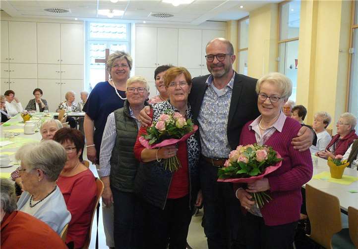 Bürgermeister Peter Moskopp gratulierte Helene Kronewald und Rosi Reitz.Foto: privat