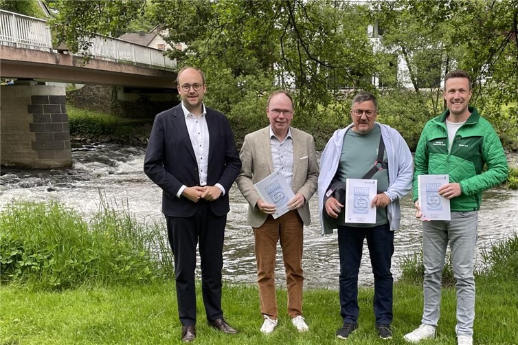 Bürgermeister Pierre Fischer mit den Ortsbürgermeistern Thomas Boden (Roßbach) und Frank Jacke (Niederbreitbach) sowie Florian Fark vom Touristik-Verband. 