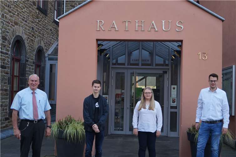 Bürgermeister Pretz (links im Bild) und Ausbildungsbeauftragter Schemmer (rechts im Bild) wünschten den neuen Auszubildenden (Mitte) einen erfolgreichen Start ins Berufsleben.Foto: privat