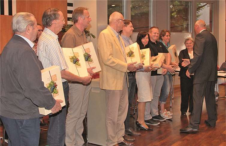 Bürgermeister Pretz verabschiedete die Mitglieder des alten Rates und überreichte ihnen ein Geschenk.AND