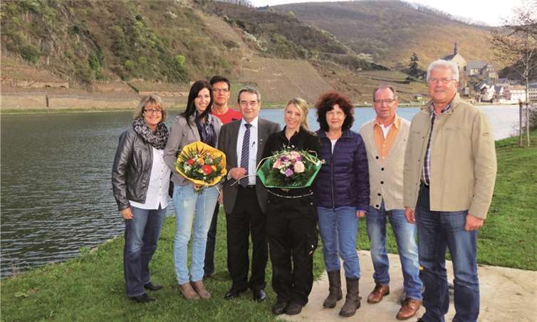 Bürgermeister Probst und Ortsbürgermeister Schausten nahmen die hervorragenden Bildungs-/Berufsabschlüsse von Michelle Marx und Lisa Dieterichs zum Anlass, herzlich zu gratulieren.privat