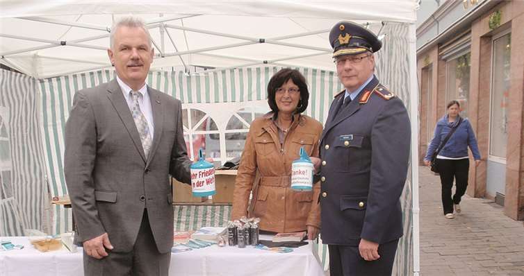 Bürgermeister Raetz, Frau Schneider von der Stadtverwaltung und Brigadegeneral Renner (v.li n.re.) am Informationsstand der Stadt Rheinbach. privat