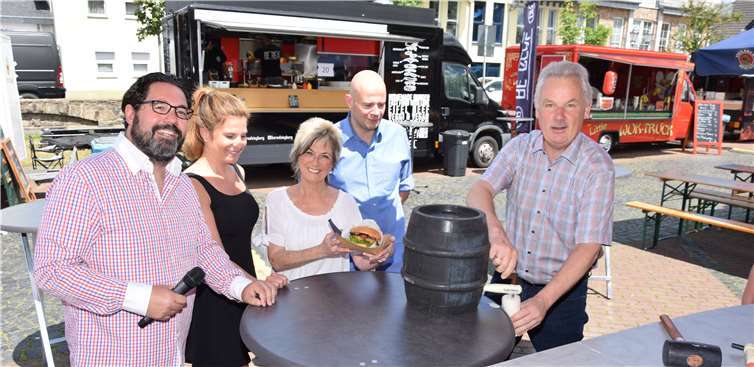Bürgermeister Raetz glücke der Fassanstich beim 2. Mal v.l. Gewerbevereinsvorsitzender Olli Wolf, Uschi Wackers, Ruth Gelbe, Christoph Hickisch. Fotos: EICH